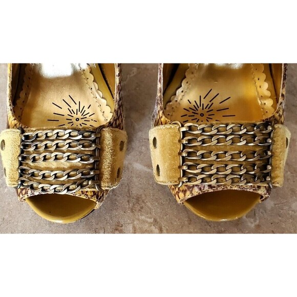 Naughty Monkey Leather Suede Pumps Peep Toe W/Chains Peace Sign Heels Sz 7 Cute! - Picture 7 of 9